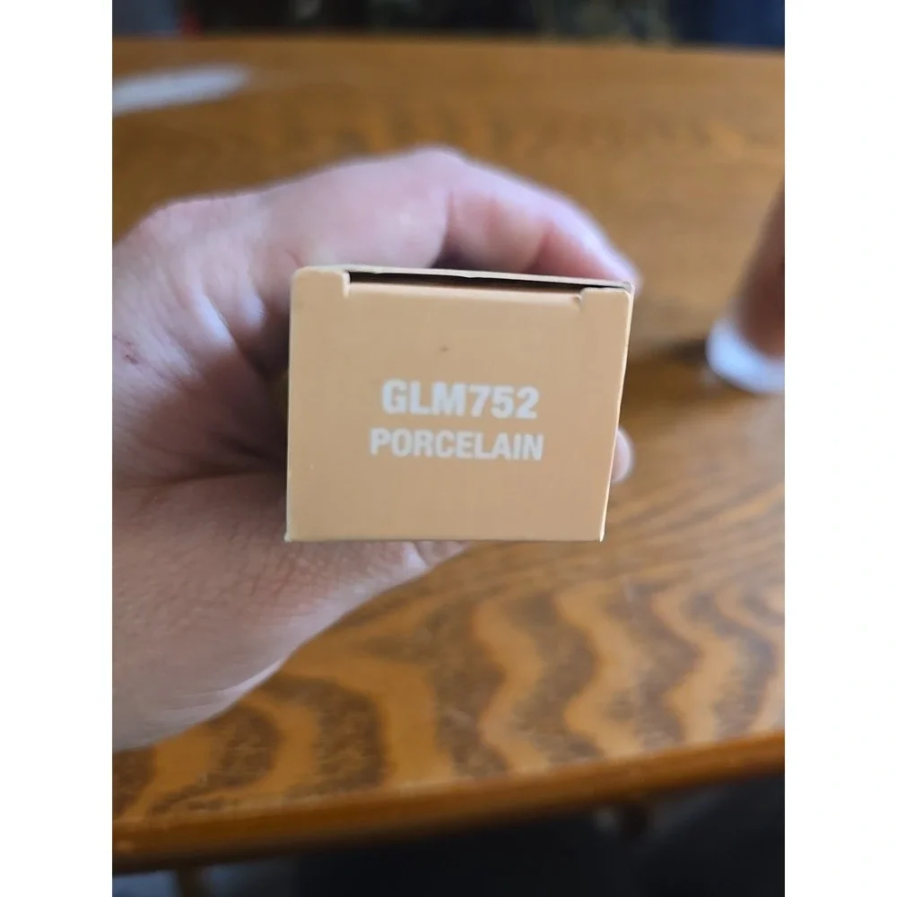L.A. Girl Tinted Foundation‎ Porcelain GLM752